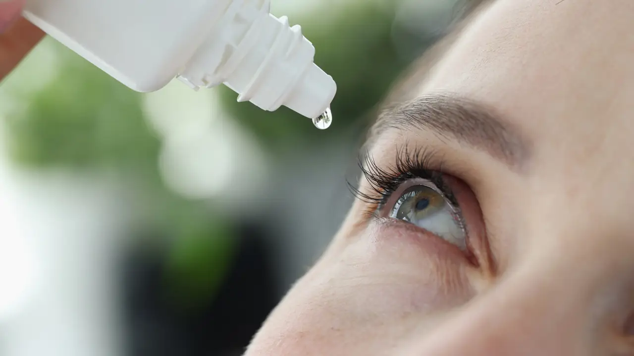 Los consejos de una oftalmóloga para ponerse las gotas en los ojos de