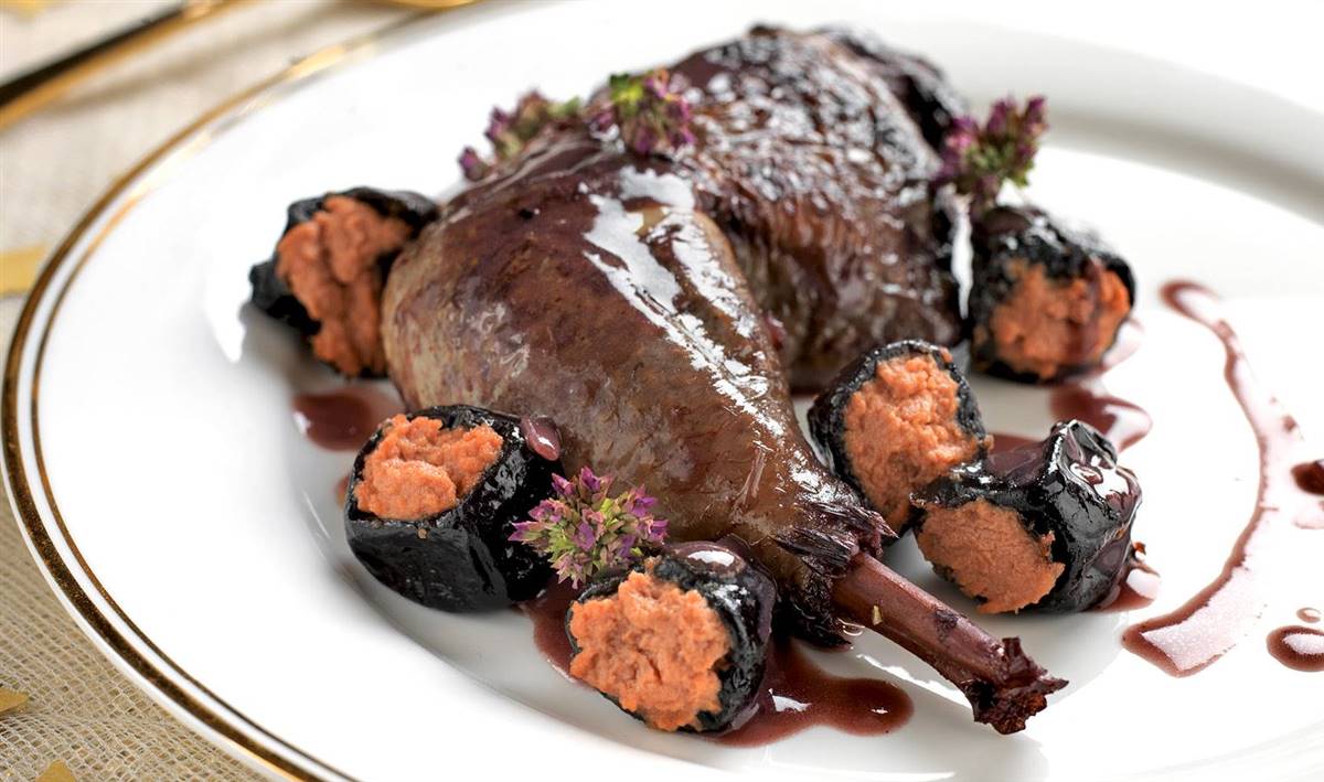8. Pintada in red wine with stuffed plums
