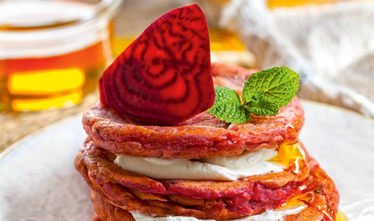 Pastel red velvet con queso y miel
