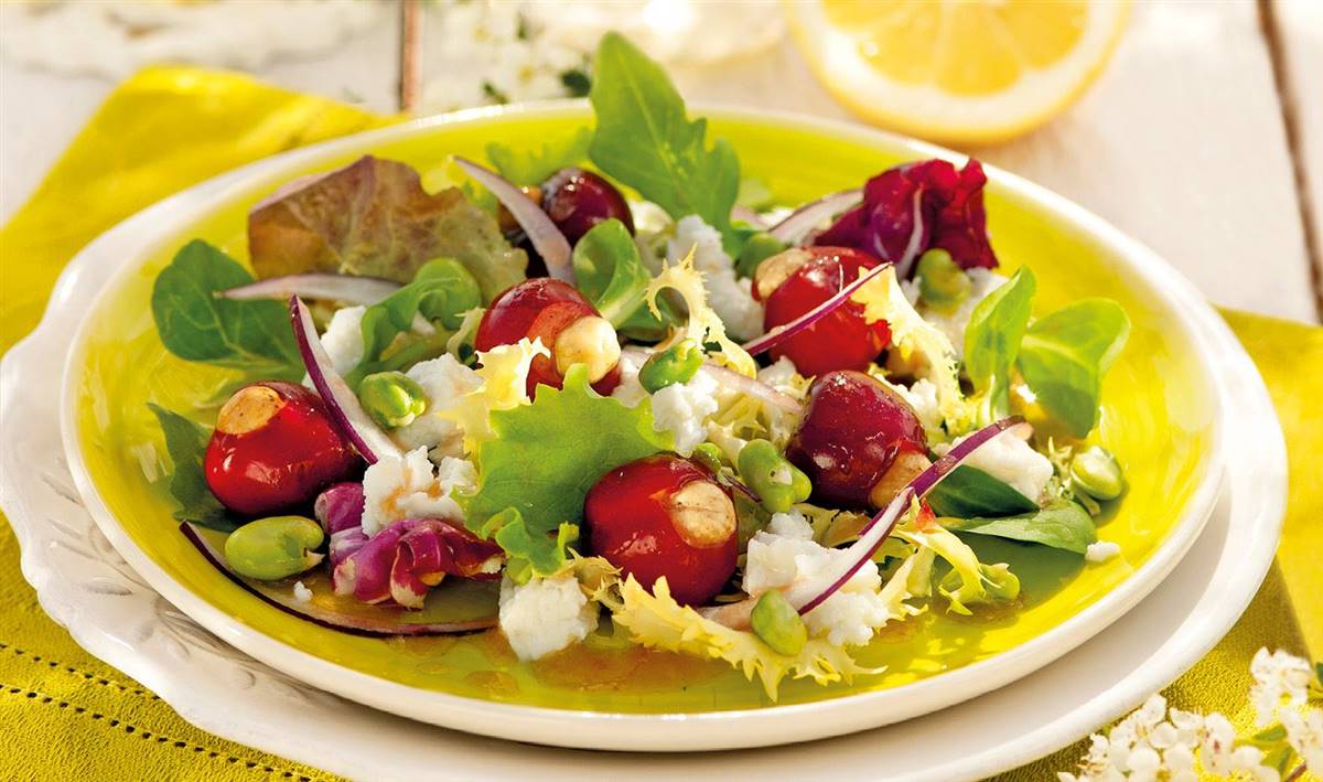 Ensalada con queso y cerezas