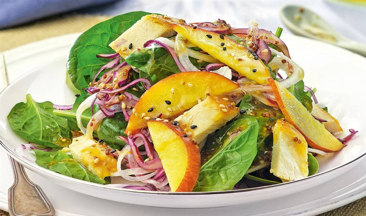 Ensalada de pollo, espinacas y melocotón