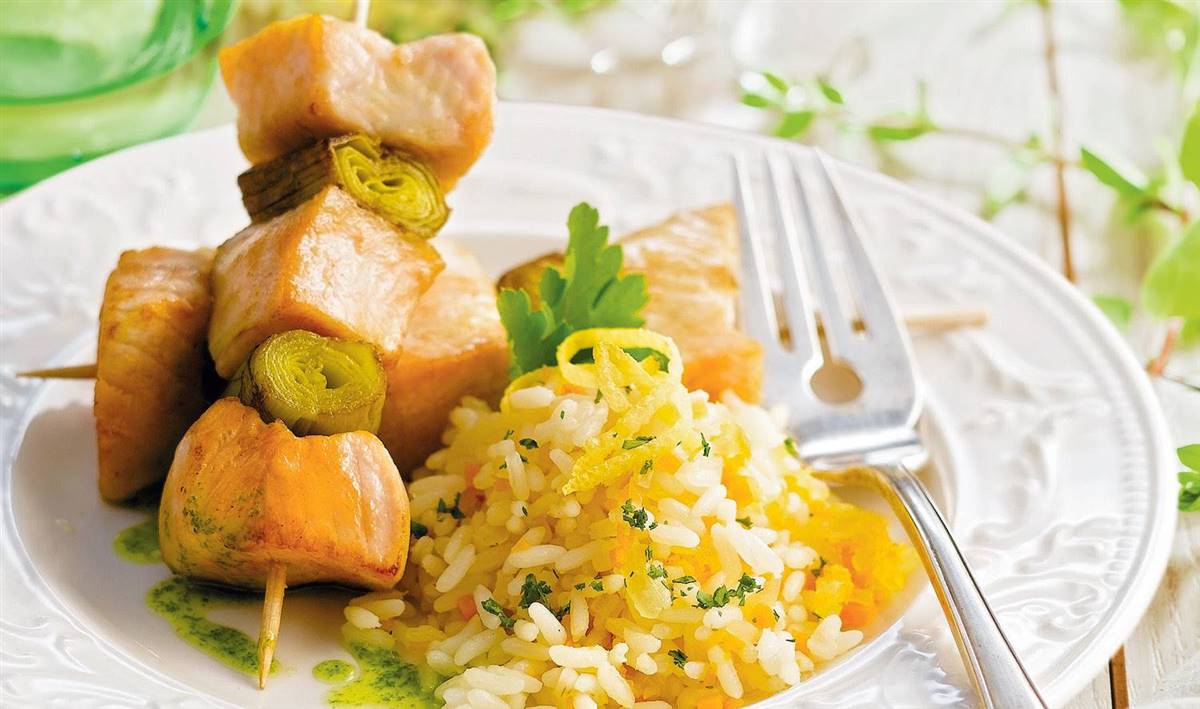 Brochetas de emperador y puerro