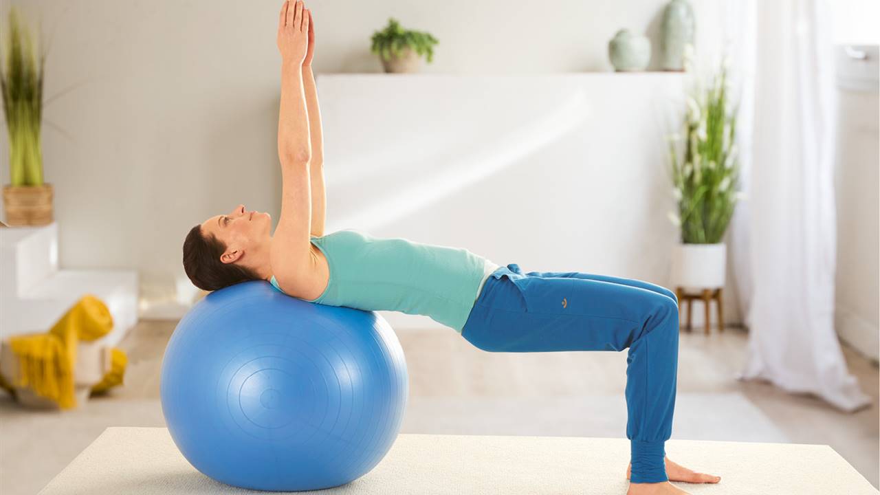 3 ejercicios con pelota para descansar tu espalda al final del día