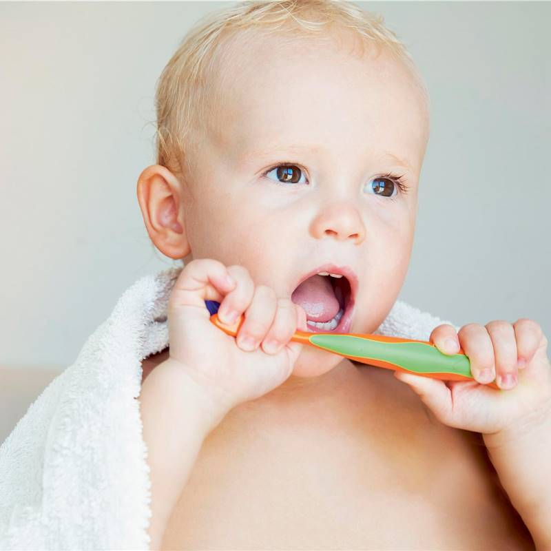 Bebé con cepillo de dientes