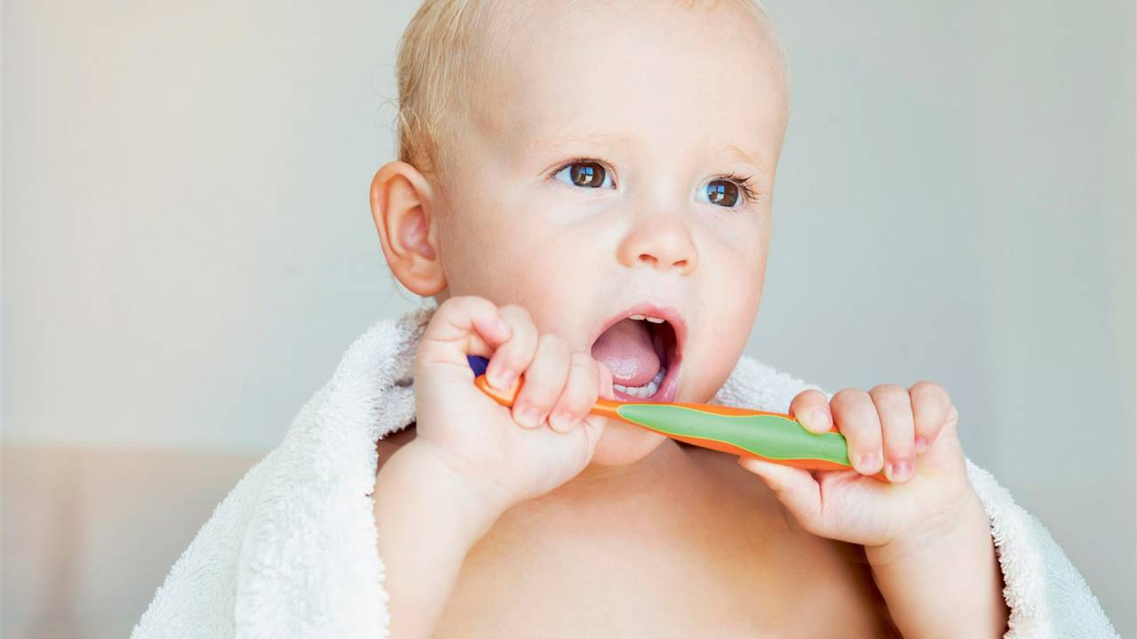 Bebé con cepillo de dientes