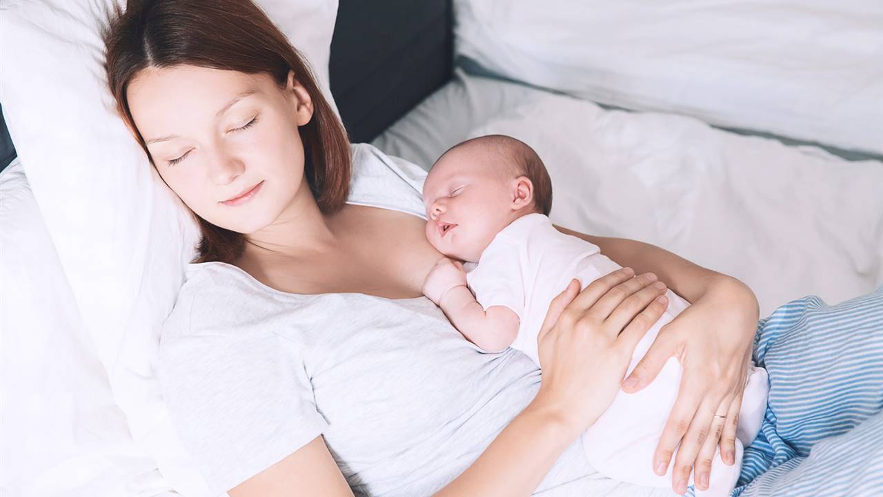 Los 9 beneficios de dormir junto a tu bebé
