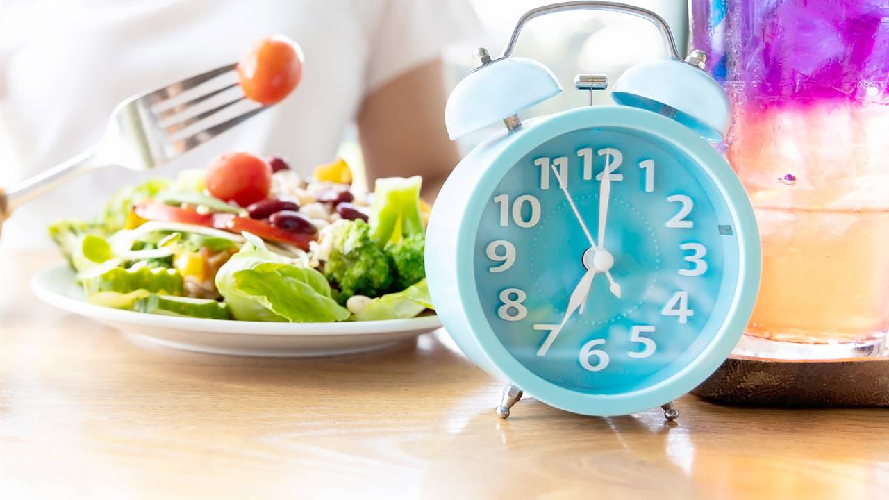 Comer solo de día puede compensar los efectos negativos del trabajo nocturno