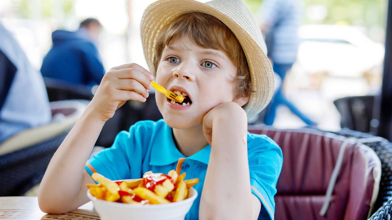 Comer ultraprocesados aumenta el riesgo de enfermedades respiratorias en niños