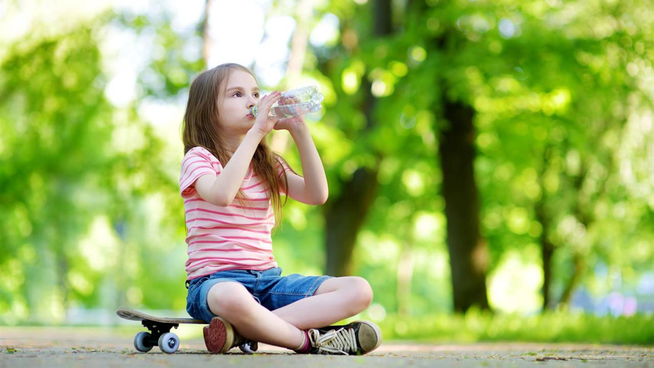 Cómo evitar la deshidratación de los niños cuando hacen deporte