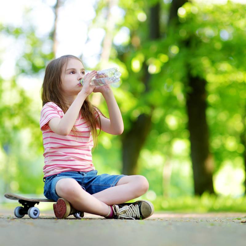 Cómo evitar la deshidratación de los niños cuando hacen deporte