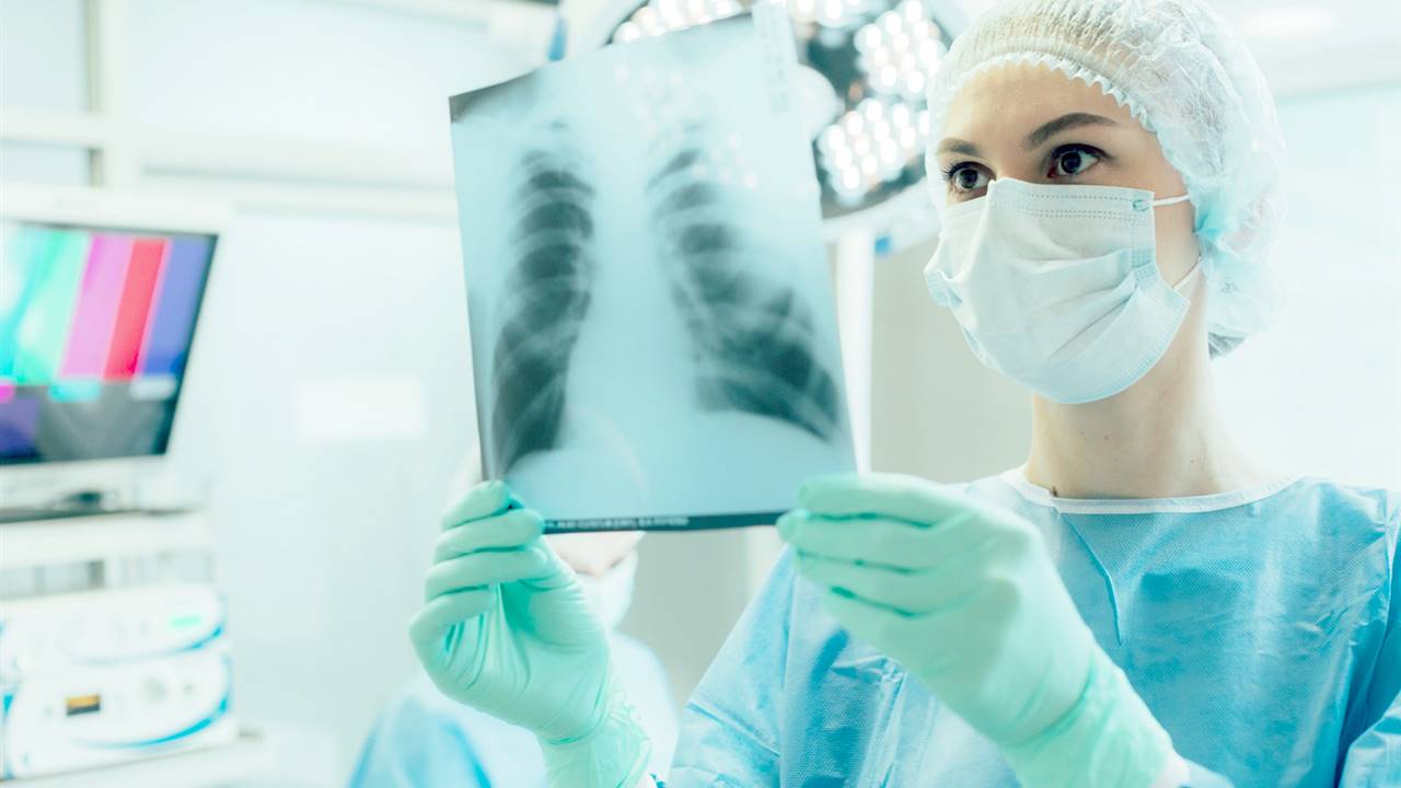 Pacientes con covid persistente tienen daños escondidos en los pulmones