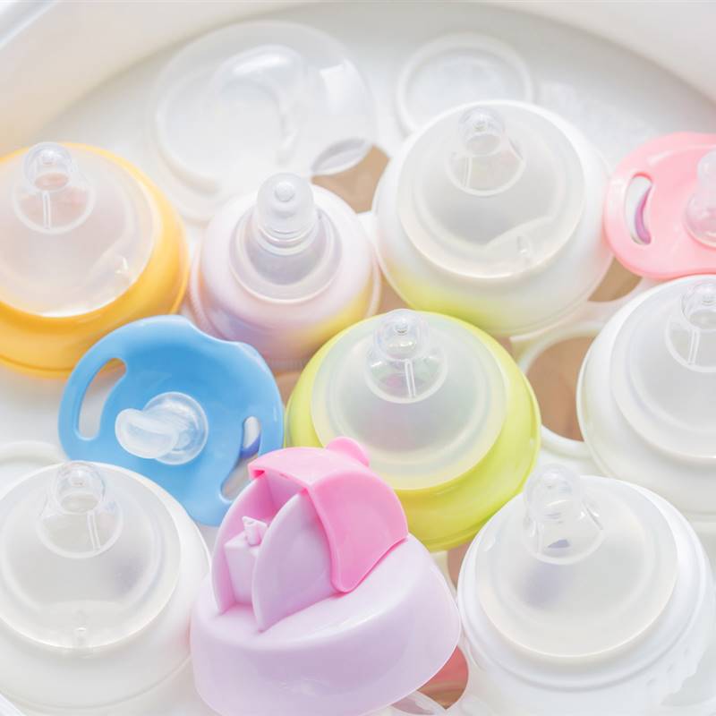 Desinfectar los biberones con vapor expone a los bebés a microplásticos