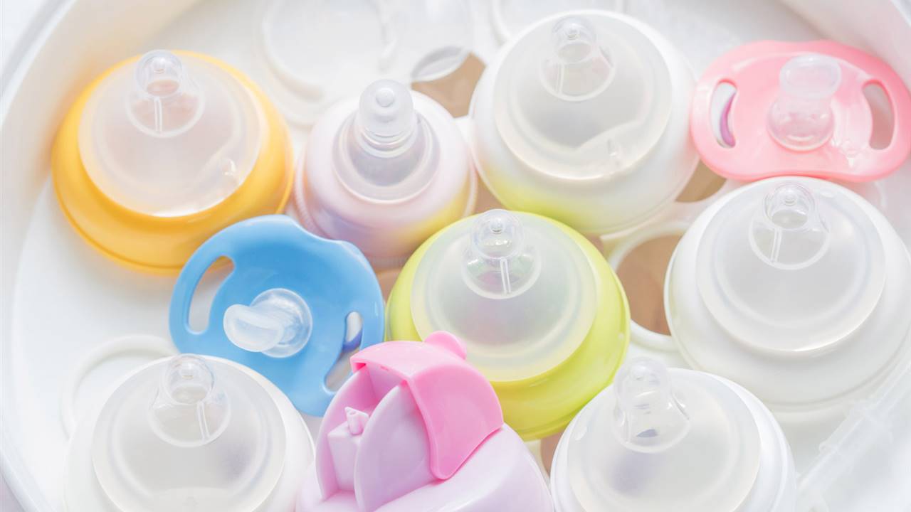 Desinfectar los biberones con vapor expone a los bebés a microplásticos