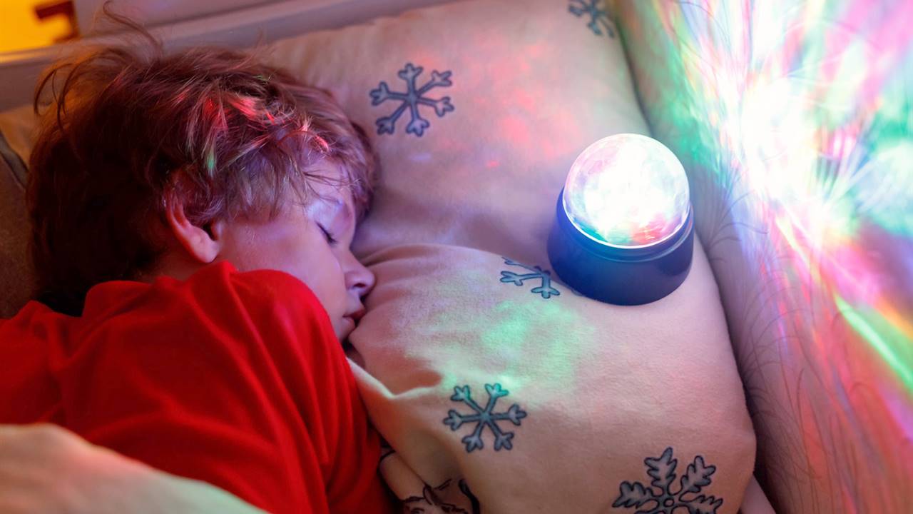 Dormir con una luz roja puede ayudar a tu bebé a despertarse menos 