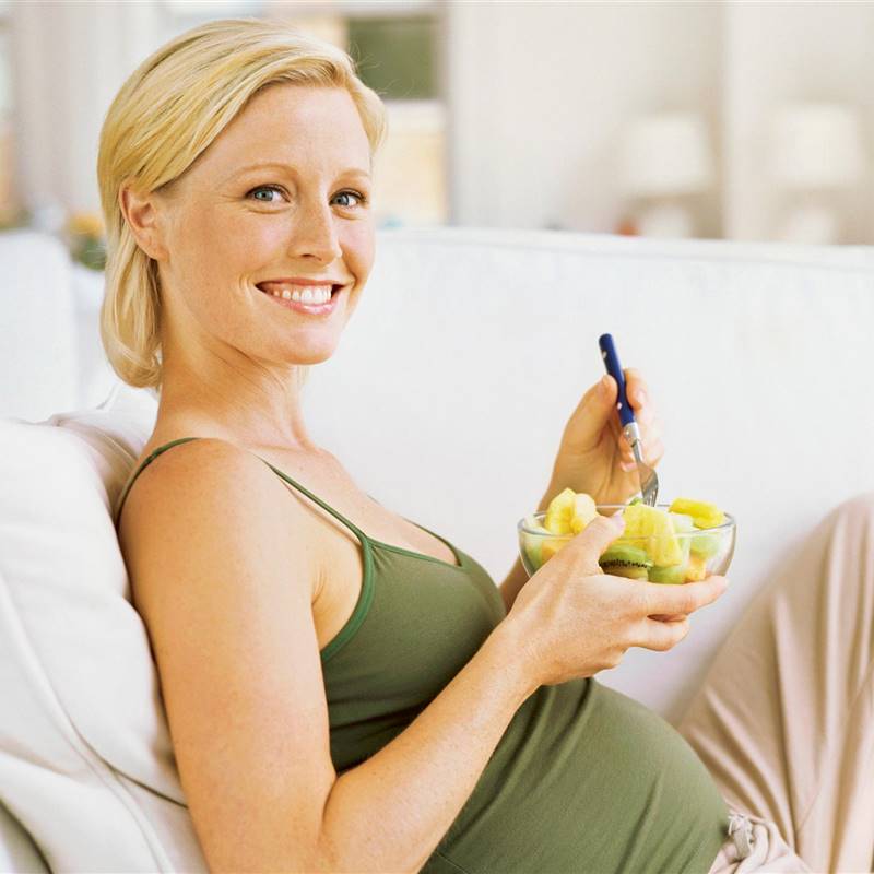 embarazada a comer fruta