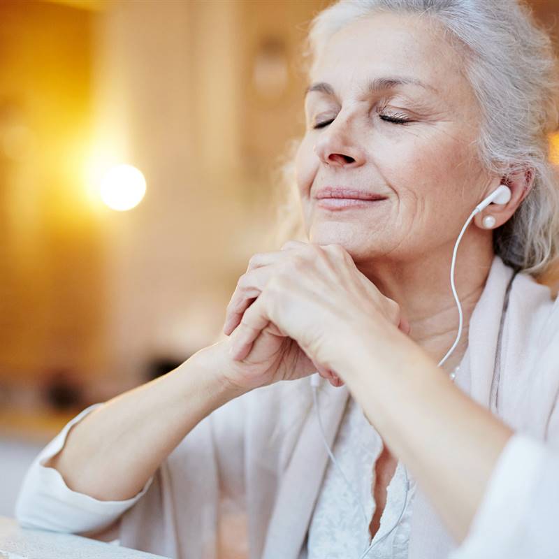 Escuchar música de fondo mejora a las personas con alzhéimer