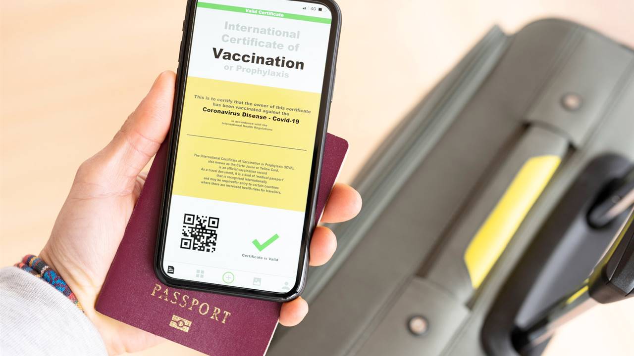 España apoya un pasaporte europeo de vacunación que permita el turismo