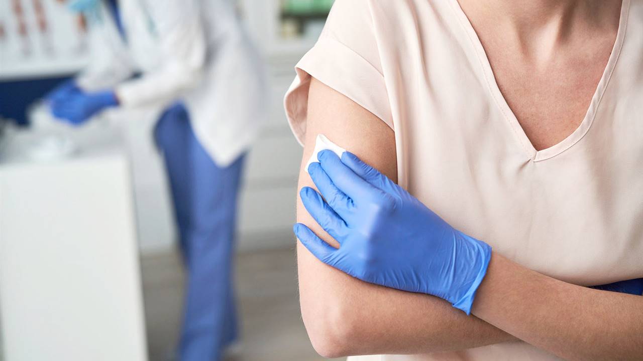 La vacuna de AstraZeneca crea dudas por algunos casos de trombosis