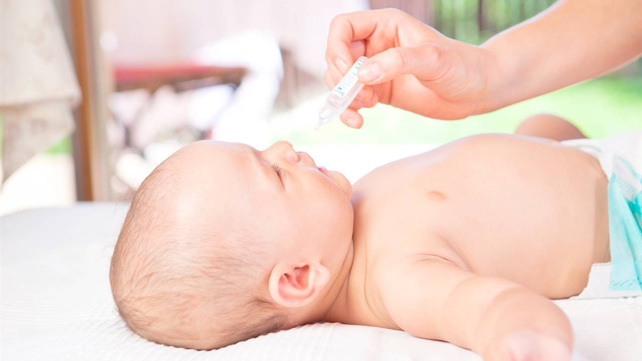 Cómo hacer un correcto lavado nasal a tu hijo