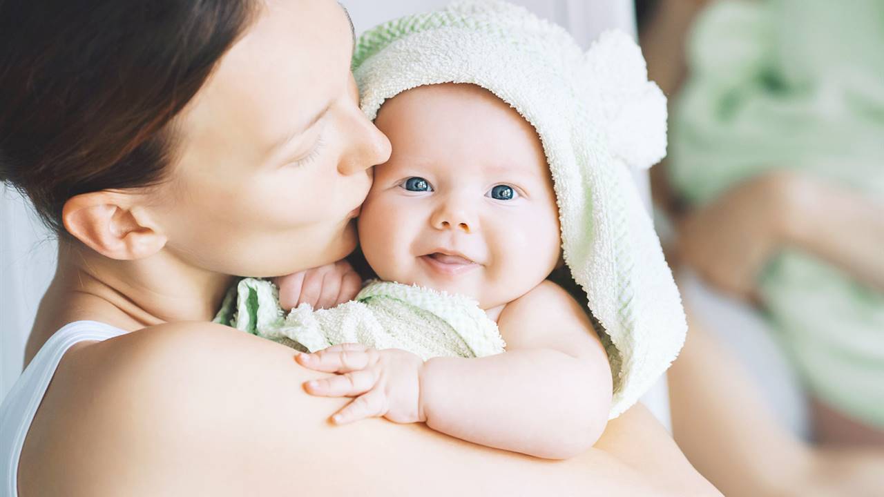 Cómo limpiar bien los ojos del bebé