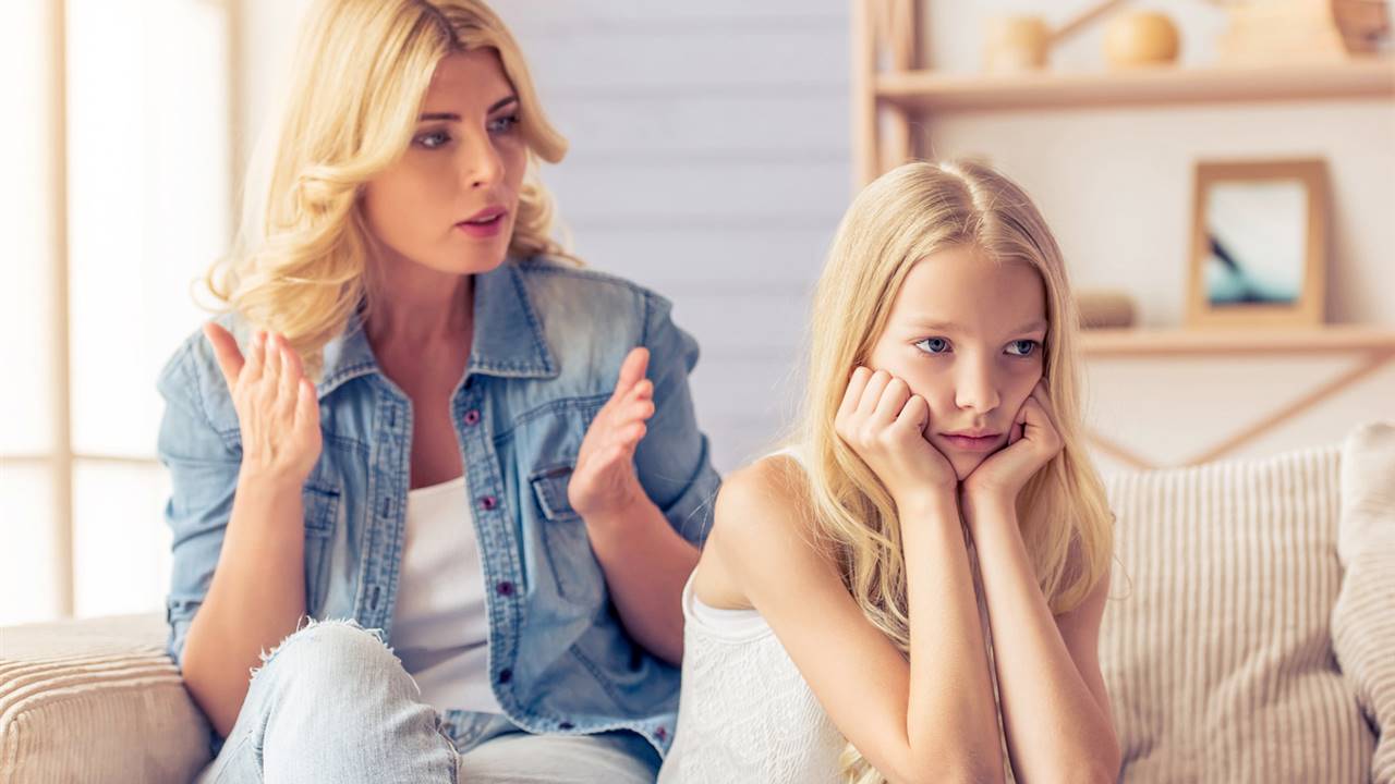 Cómo practicar la escucha activa para comunicarte bien con adolescentes