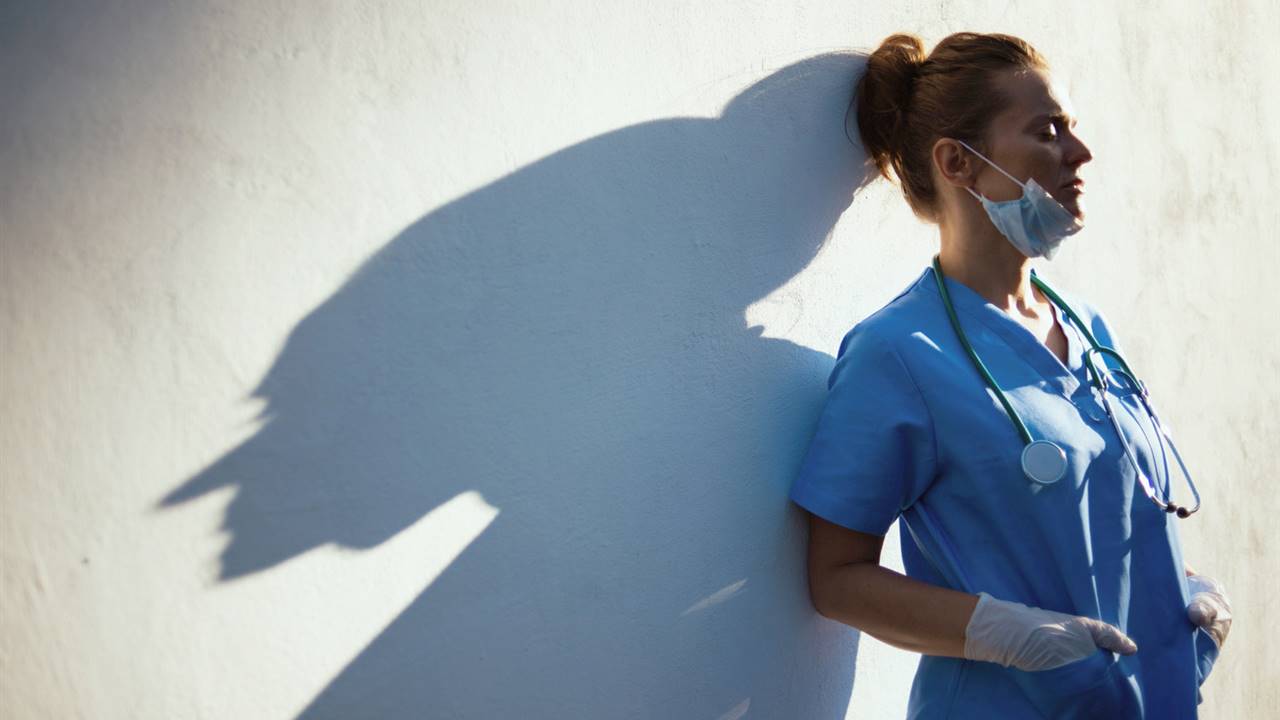 Un 34% de los médicos ha pensado en dejar la profesión durante la pandemia