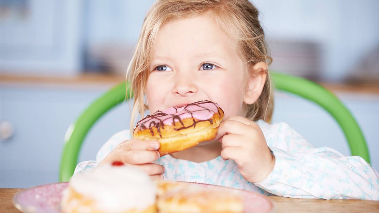 Los niños deberían comer menos alimentos hipercalóricos