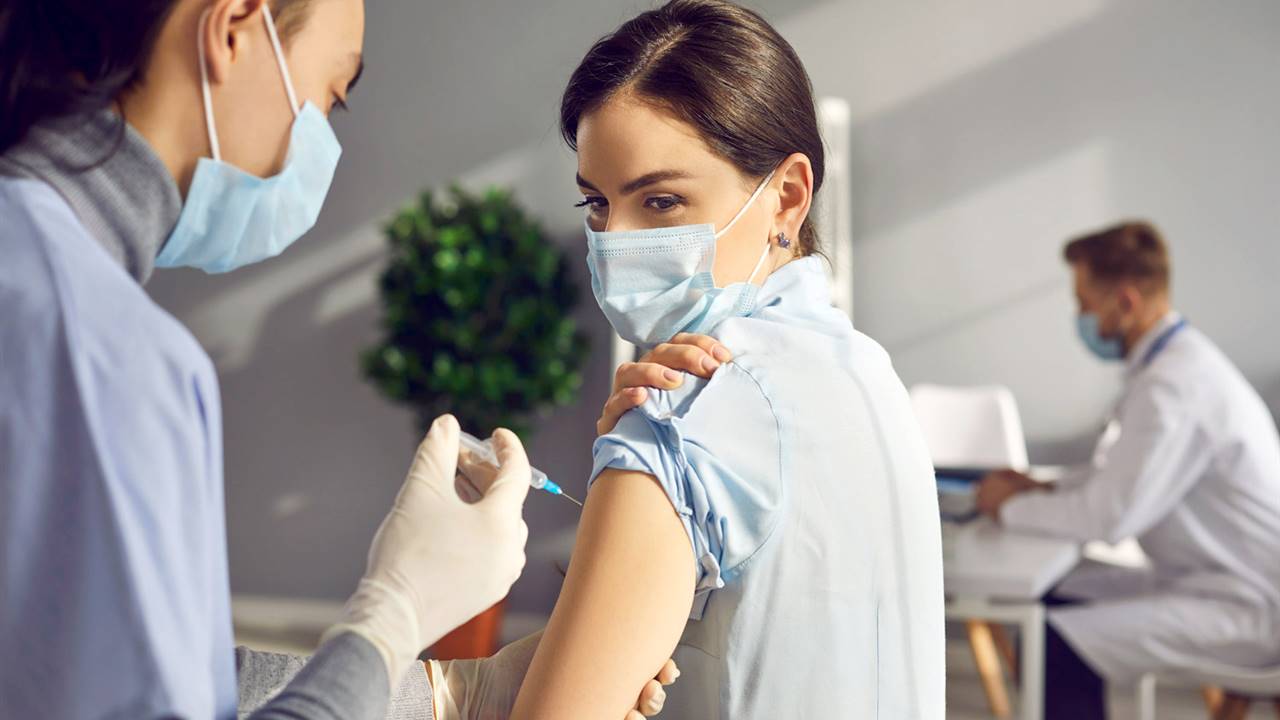 Los vacunados siguen teniendo riesgos con los contagios disparados