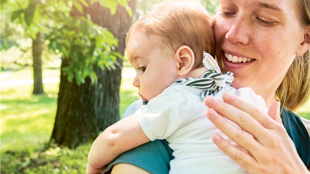 mama-dando-palmaditas-en-la-espalda-a-su-bebe
