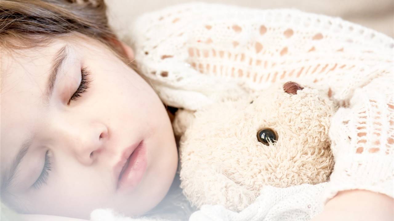 Si tu hijo ronca y suda al dormir puede ser por apnea del sueño