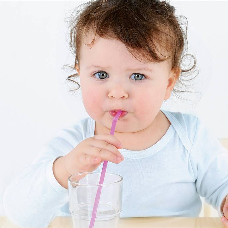 niña bebiendo pajita