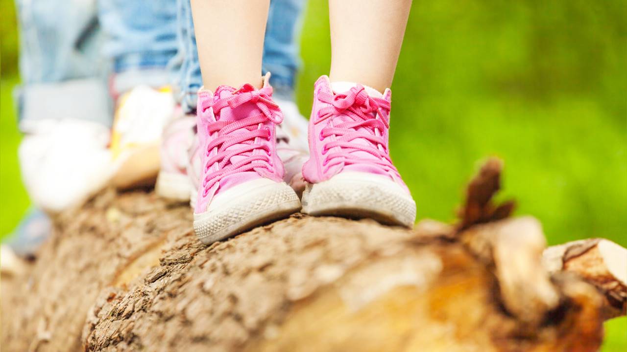Por qué no es bueno que los niños usen zapatos heredados