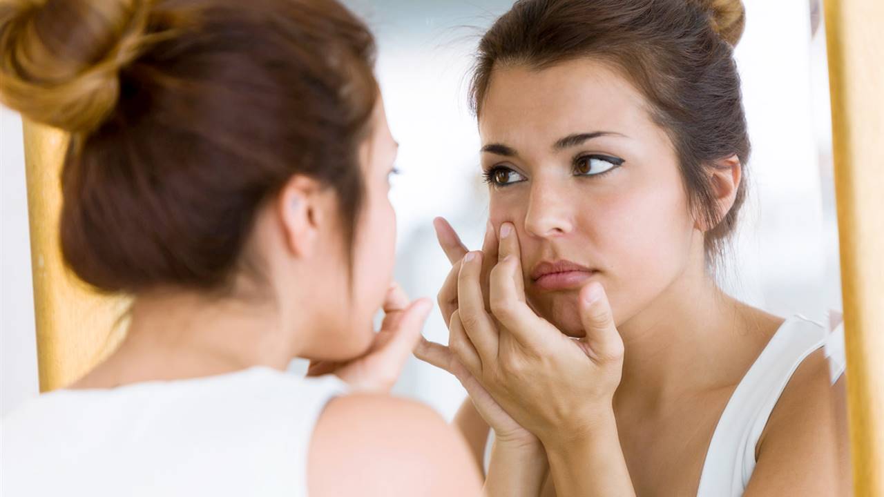 Por qué puedes tener más acné los días antes de la regla