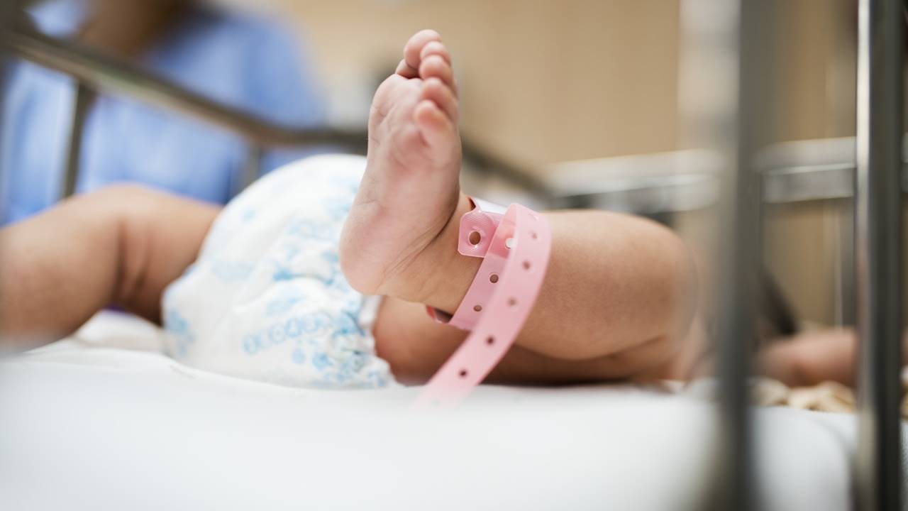 Bebé Recién Nacido Del Od De La Huella De La Toma Del Pediatra