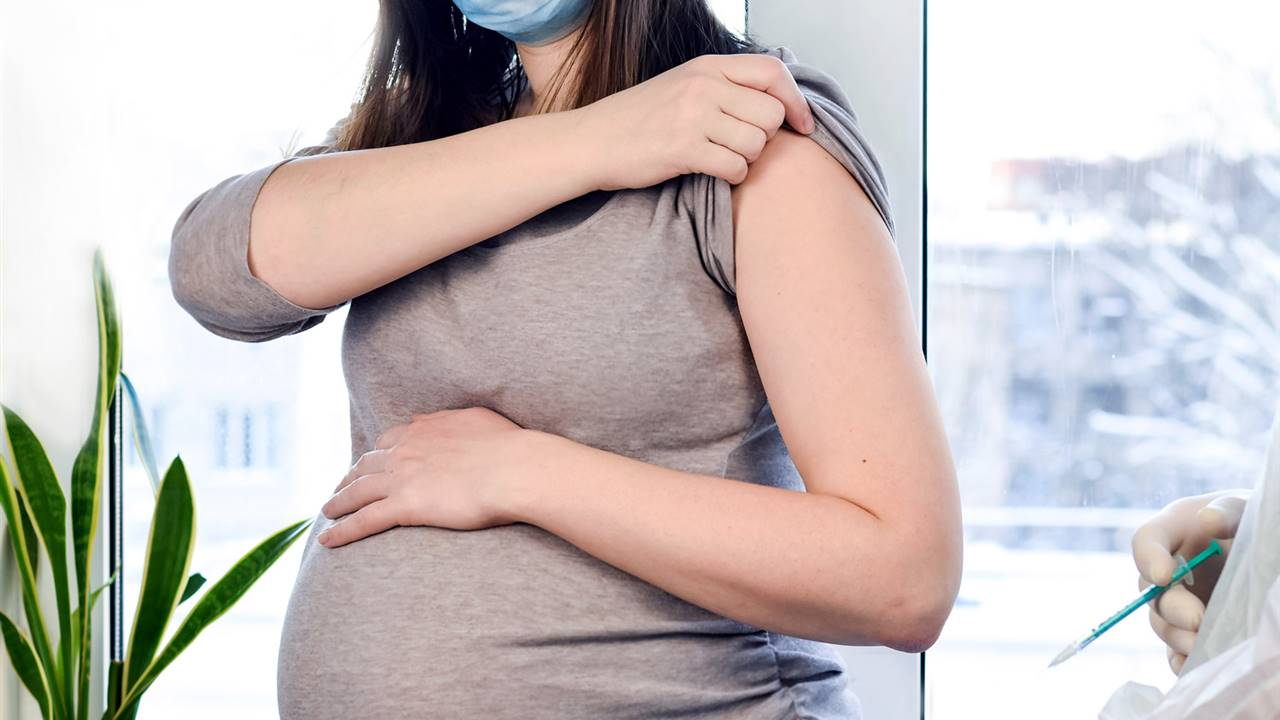 Los ginecólogos aconsejan a las embarazadas la tercera dosis de la vacuna