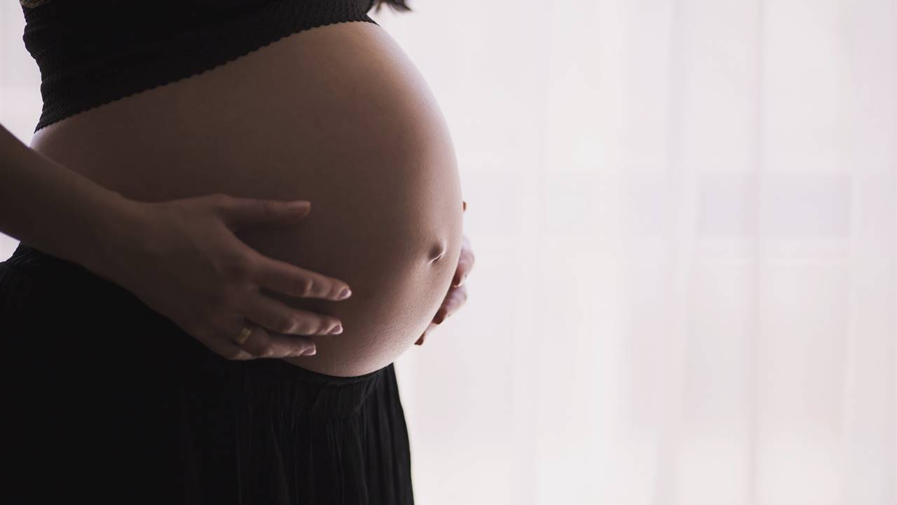Qué detecta la amniocentesis y cuándo se recomienda