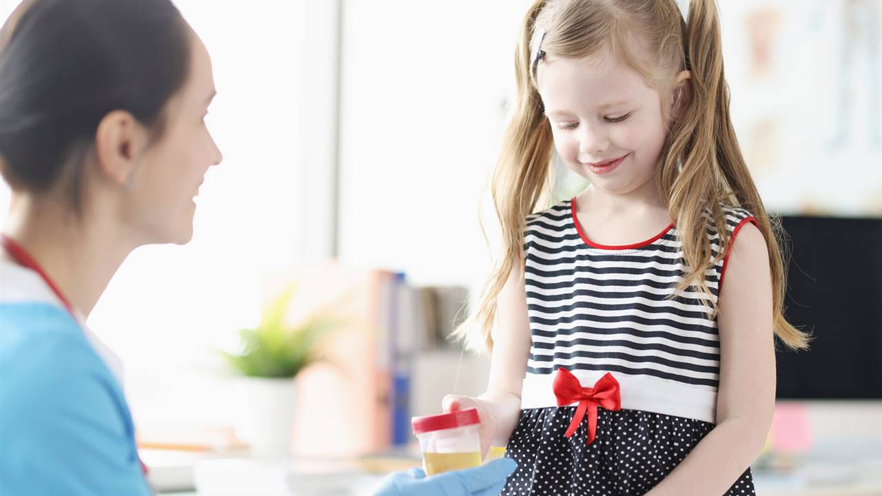 Un análisis de orina bastaría para saber si un niño está comiendo bien