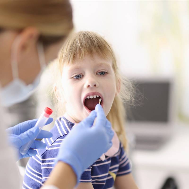 Un estudio demuestra que hacer la prueba pcr con saliva a los niños es igual de eficaz y más fácil