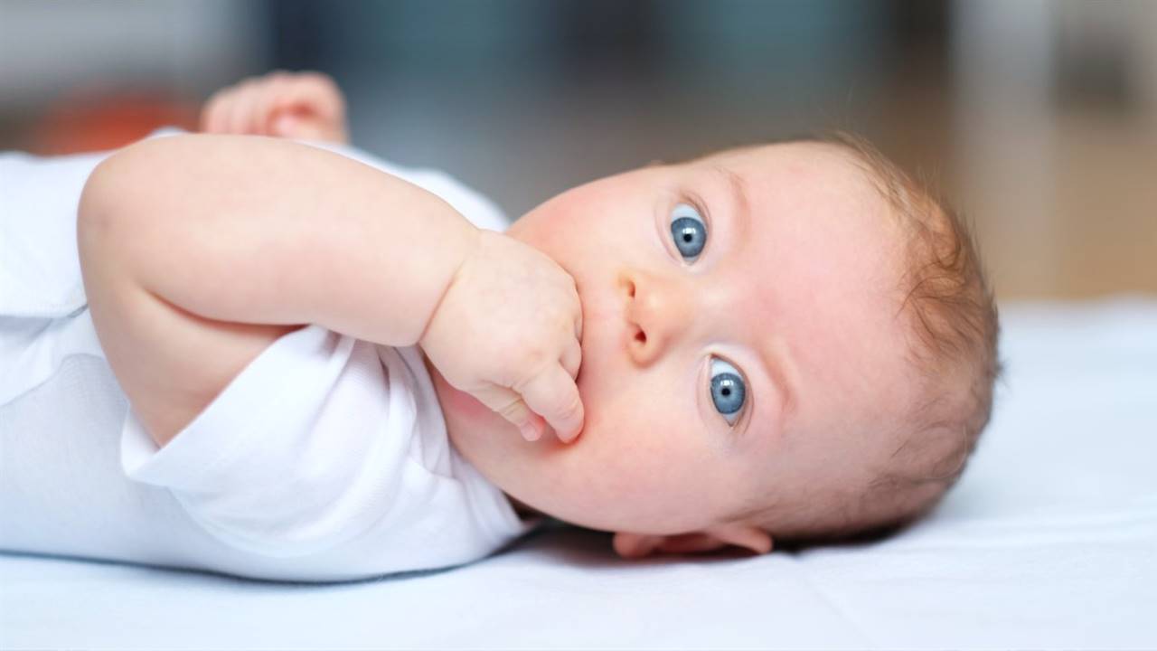 Cómo aliviar el hipo en bebés y niños