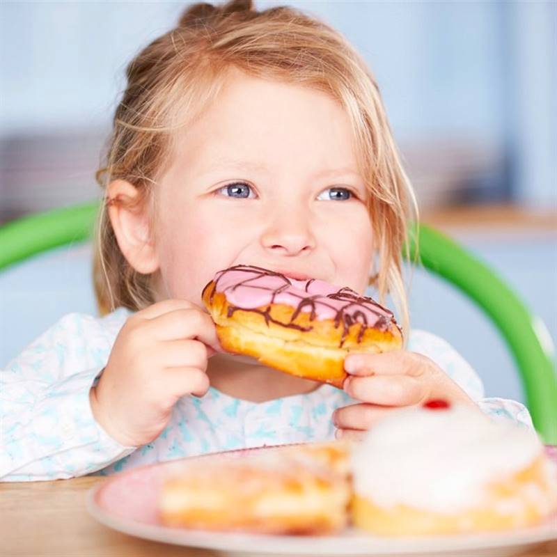 Los niños deberían comer menos alimentos hipercalóricos