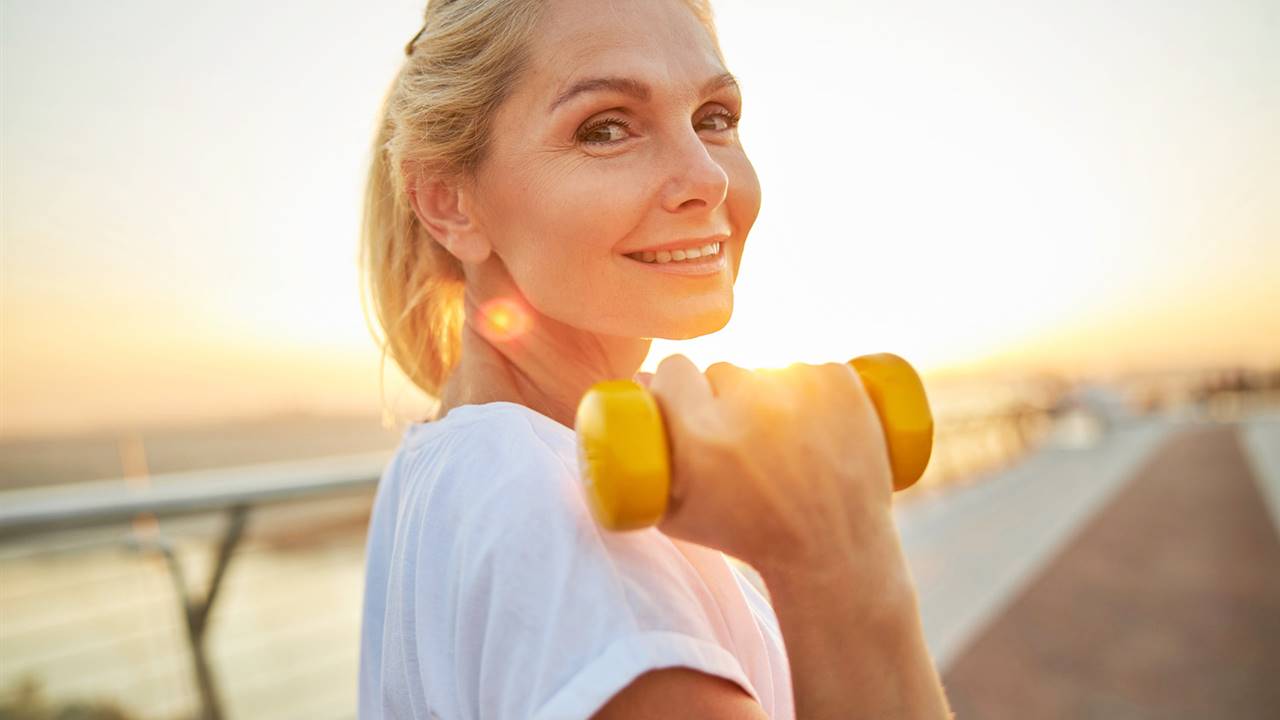 6 beneficios para las mujeres de entrenar la fuerza física