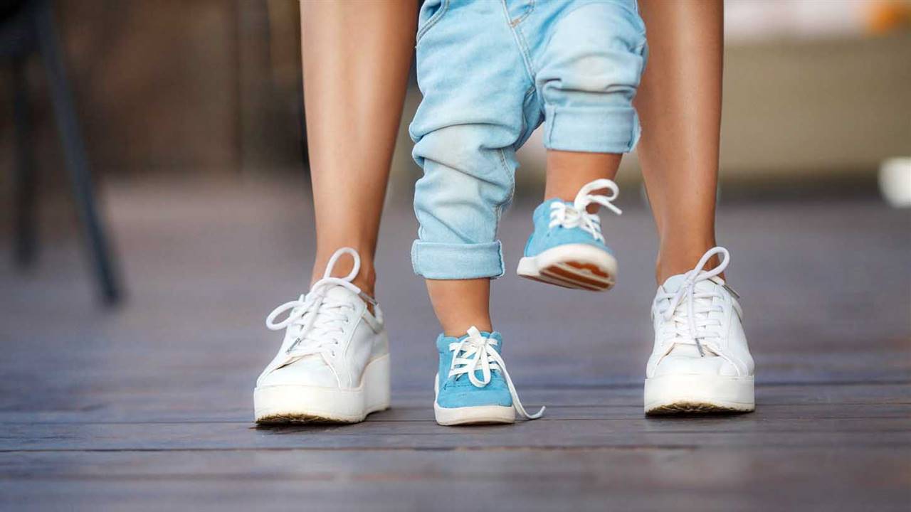 El calzado muy flexible aumenta el riesgo de caídas en los niños