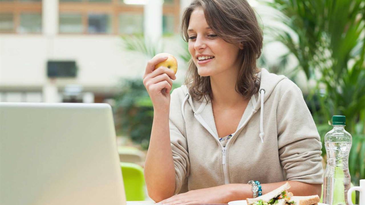 Una dieta baja en almidón y azúcar puede reducir los síntomas de colon irritable