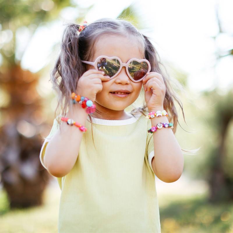 Por qué es importante que los niños usen gafas de sol
