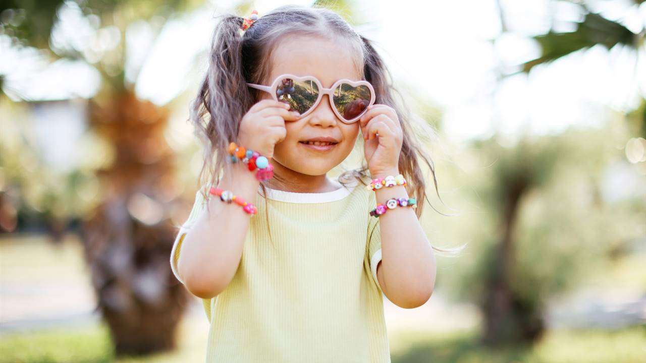 Por qué es importante que los niños usen gafas de sol