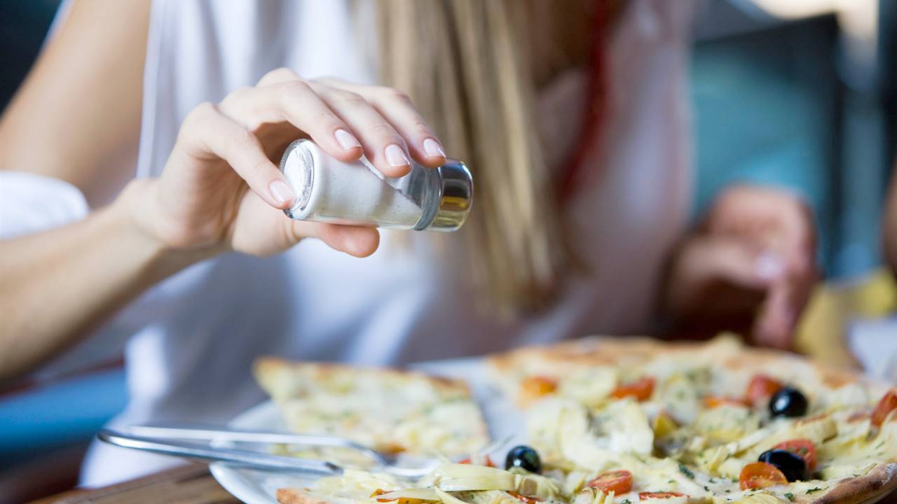 Cómo puedes reducir el consumo de sal y seguir disfrutando de la comida