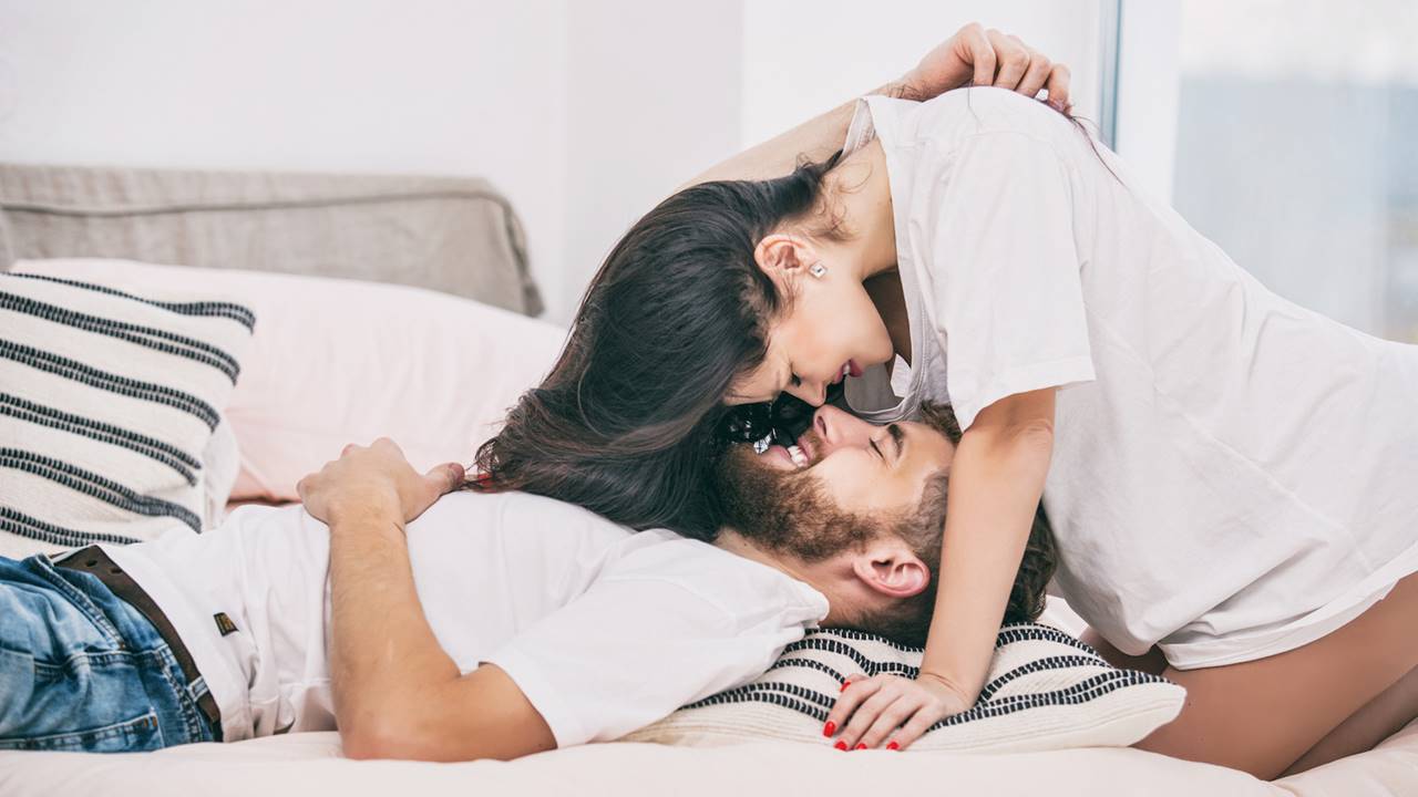 Un orgasmo, solo o en pareja, ayuda a resolver los problemas de sueño, entre otros beneficios