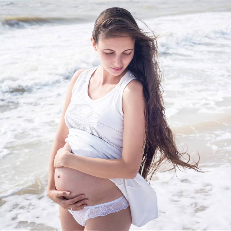 Parto viral en la playa: los peligros para el bebé del free birth