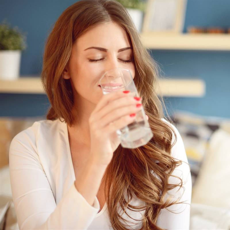Deshidratación: síntomas, riesgos para la salud y cuánto beber para hidratarse bien