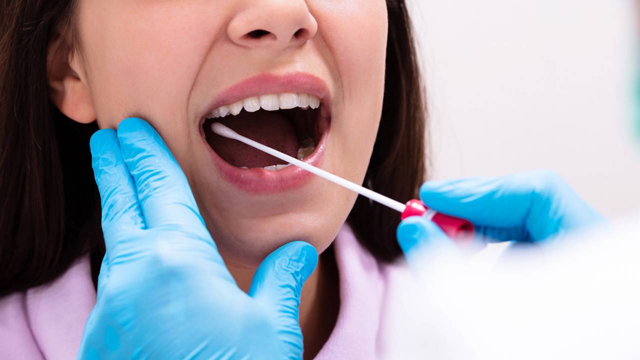 Una prueba de saliva puede determinar si vas a sufrir una covid grave